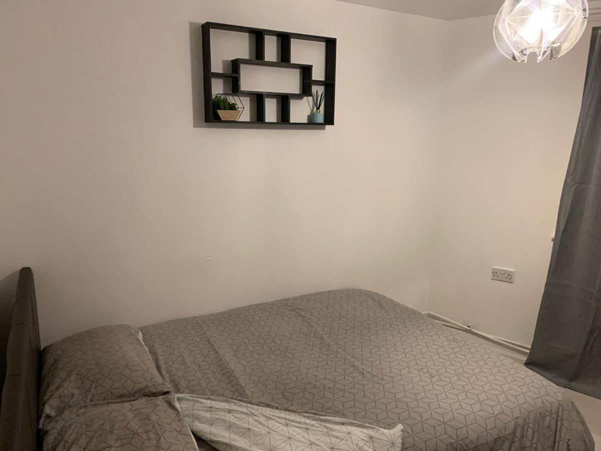 Room Near City Londra Exterior foto