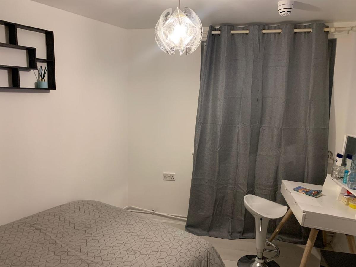 Room Near City Londra Exterior foto